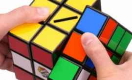 La 13 ani a uimit lumea A rezolvat trei cuburi Rubik în timp ce jongla cu ele