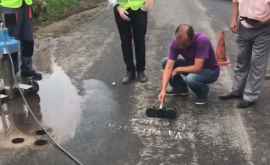 Stratul de asfalt al drumului din Vărvăreuca supus unor noi verificări FOTO