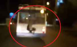 Любителя экстремальной езды на троллейбусе сняли на видео