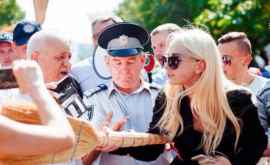 Jurnalista agresată cu mătura de Marina Tauber a depus o plîngere la poliție