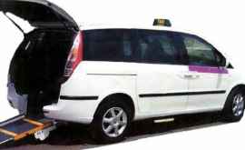 Serviciile de taxi obligate să ofere vehicule speciale pentru transportarea pasagerilor în scaune cu rotile