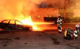 В Швеции за ночь умышленно подожгли около сотни машин ВИДЕО