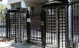 Cît au achitat autoritățile pentru instalarea turnichetelor din spatele Parlamentului