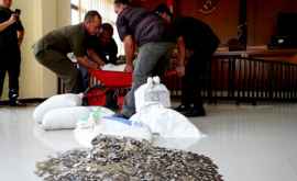 Алименты весом 890 кг индонезиец передал эксжене 14 мешков с мелочью
