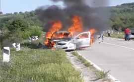 Водитель едва не сгорел в собственном автомобиле ВИДЕО