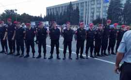 PMAN împărțită în două grupuri de protestatari Carabinierii au format un scut uman FOTO 