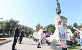 Первые лица государства возложили цветы к памятнику Штефану Великому