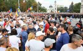Mai mulți protestatari șiau petrecut noaptea lîngă Monumentul lui Ștefan cel Mare