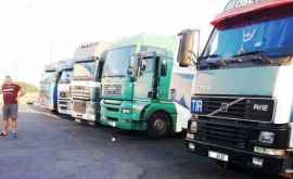 Zeci de camioane cu mere din Moldova stopate de vama rusească Cine ar fi de vină