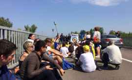 Страсти накаляются Посольство Румынии защищает застрявших на границе унионистов