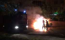 Un taximetru cuprins de flăcări în capitală FOTO