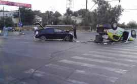 O maşină sa răsturnat în urma unui accident în capitală