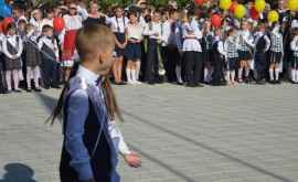 В Оргееве ученики первых классов станцевали хору на линейке ВИДЕО