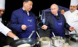 Путин и Цзиньпин лепят пельмени