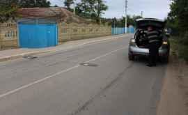 Limitatoarele de viteză de pe o stradă din Costeşti vandalizate de infractori