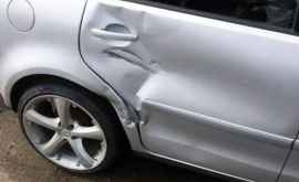 O femeie a distrus o mașină încercînd să iasă din parcare VIDEO