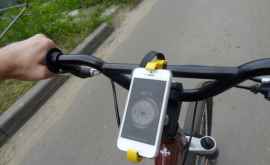 Țara care ar putea interzice vorbitul la telefon pe bicicletă