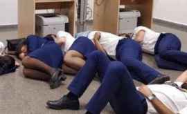 Zeci de angajați Ryanair ar fi fost obligați să doarmă pe jos în aeroport