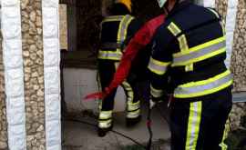 Salvatorii în alertă Două persoane scoase de pompieri din fîntîni VIDEO