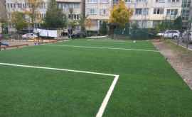 În curtea unui bloc din capitală a apărut un nou teren de fotbal FOTO
