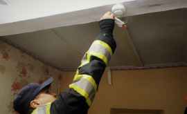 Angajaţii IGSU continuă instalarea detectoarelor de fum în ţară