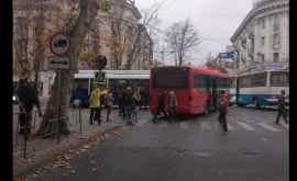 Accident în centrul capitalei un autobuz şi un troleibuz sau ciocnit