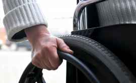 Persoane cu dizabilități care caută de lucru sau regăsit în umbra unui angajat