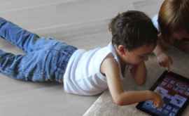 Telefoanele şi tabletele dăunează sănătatea copiilor