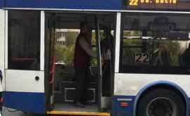 Дверь столичного троллейбуса упала на пассажиров ФОТО