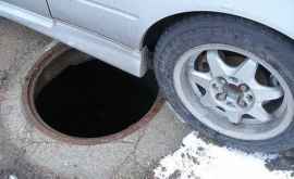 Незадачливый водитель угодил колесом в канализационный люк ВИДЕО 