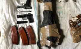 Un întreg arsenal militar găsit în casa unui bărbat din Cahul