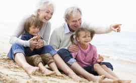 Studiu Bunicii care ajută la creşterea nepoţilor trăiesc mai mult