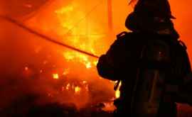 Пожар в доме на Скулянке жильцы выпрыгивают из окон ВИДЕО