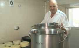 Un bucătar din Franţa stabilit în Horodişte produce caşcaval din lapte moldovenesc 