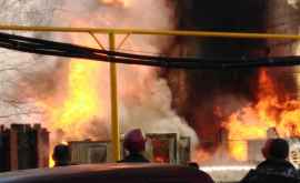 Incendiu de proporţii din Rusia 16 autospeciale nu pot stinge focul VIDEO