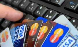Moldovenii folosesc tot mai mult cardurile bancare