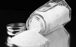 Moldovenii folosesc prea multă sare