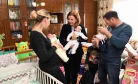 Galina Dodon în vizită la o familie cu tripleți Cadourile oferite de Prima Doamnă FOTO