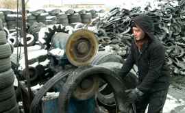 Un bărbat din Chişinău transformă roțile învechite în combustibil