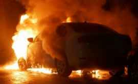 В Киеве сожгли автомобиль российского посольства ВИДЕО