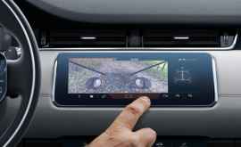 Range Rover Evoque первый в мире автомобиль получивший технологию прозрачного капота