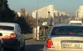 Accident în capitală O maşină de taxi sa răsturnat FOTO