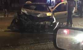 Accident în capitală O maşină de taxi distrusă complet