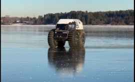 Usatîi se plimbă cu autoşenileta pe gheaţa subţire a rîului Volga VIDEO