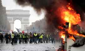 Guvernul Franţei face apel la protestatari să nu iasă sîmbătă în stradă 