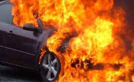 O mașină a luat foc în apropiere de vama Leuşeni VIDEO