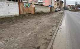 Грязевой тротуар с любовью появился в Кишиневе