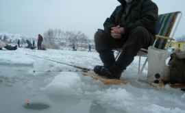 Pescarii sînt avertizaţi să nu se aventureze pe aşa timp pe gheață