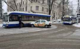 В центре столицы столкнулись такси и троллейбус