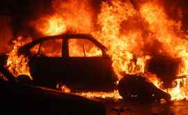 O mașină a ars în întregime în sectorul Buiucani al Capitalei FOTO